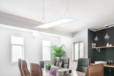 Preview: TRUE-LIGHT LED 36W UGR19 Pendelleuchte 5.5K CRI98 120x30cm 4.320lm Preview: TRUE-LIGHT LED 36W UGR19 Pendelleuchte 5.5K CRI98 120x30cm 4.320lm